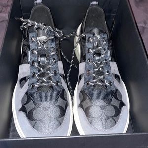 Selling a pair of coach city cole runner sneakers NEW!!